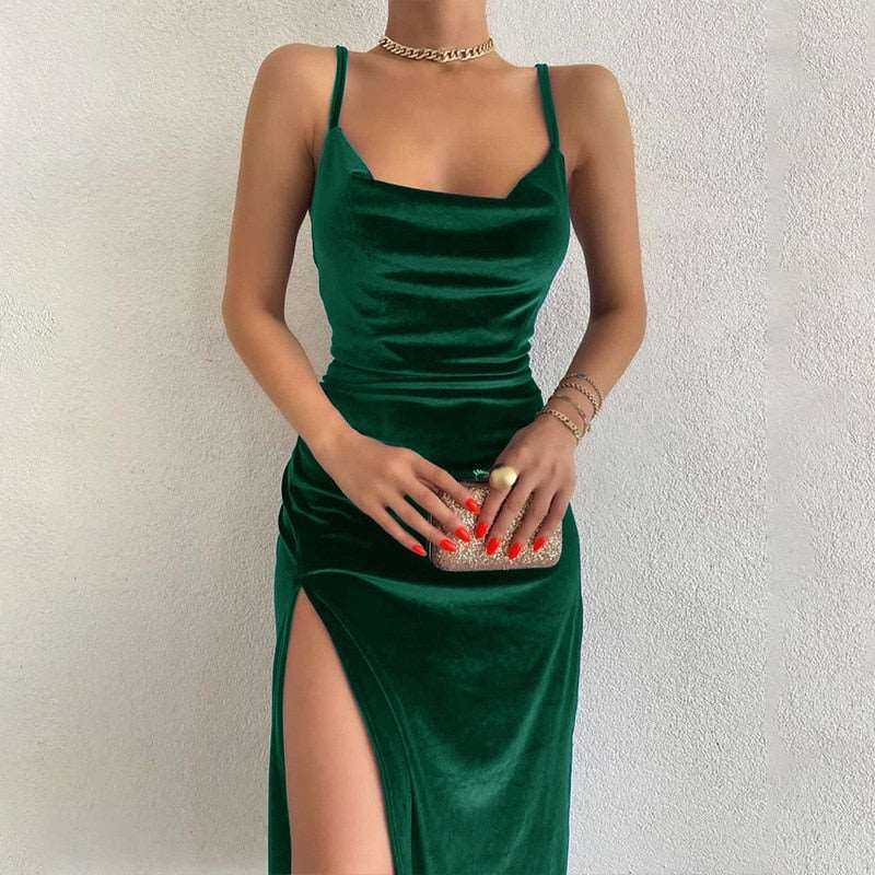 Aksamitna sukienka z rozcięciem na imprezę