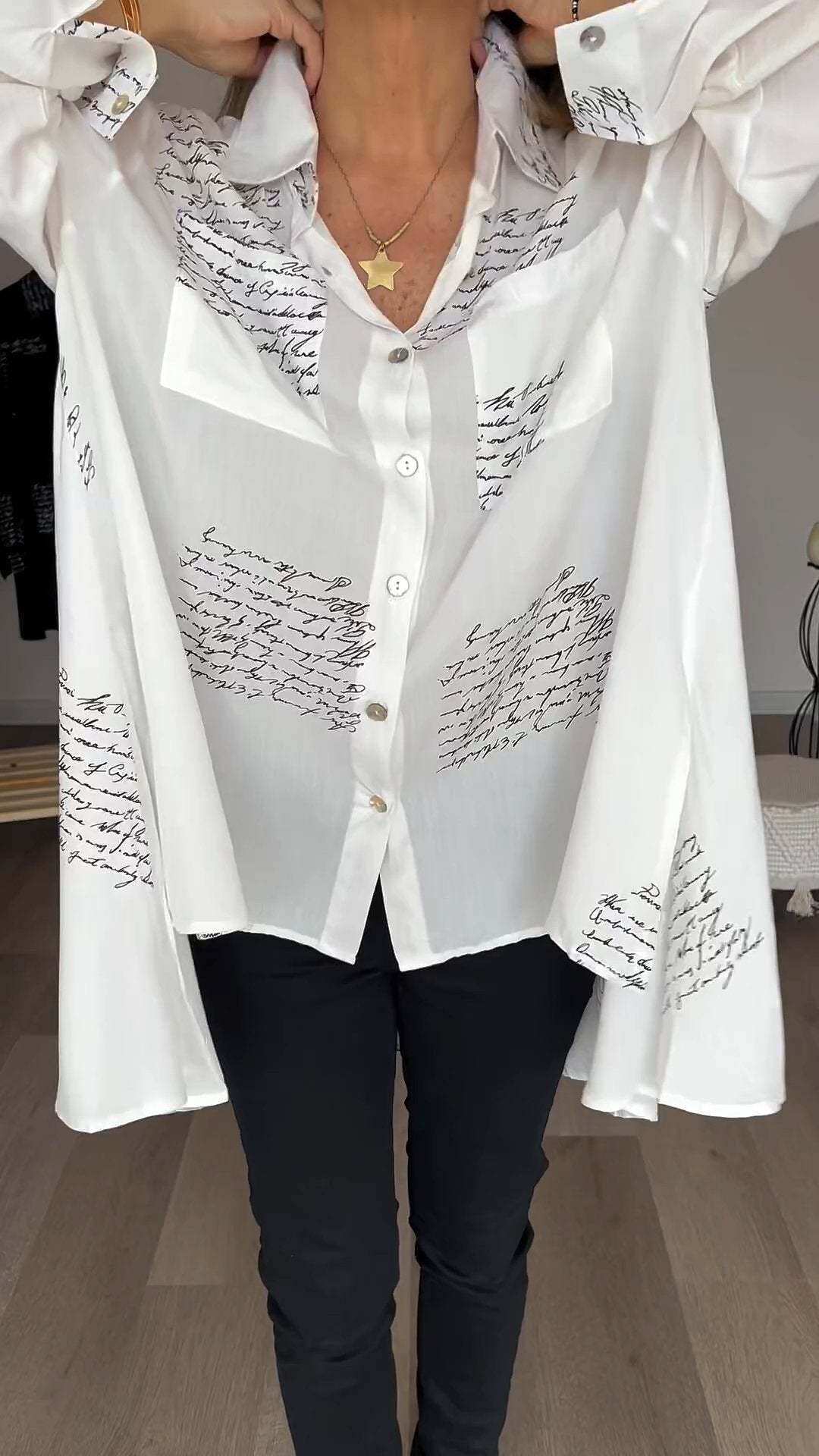 Modna koszula z klapami i nadrukiem w litery