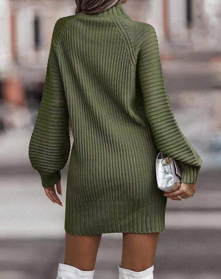 Sweterkowa sukienka z golfem