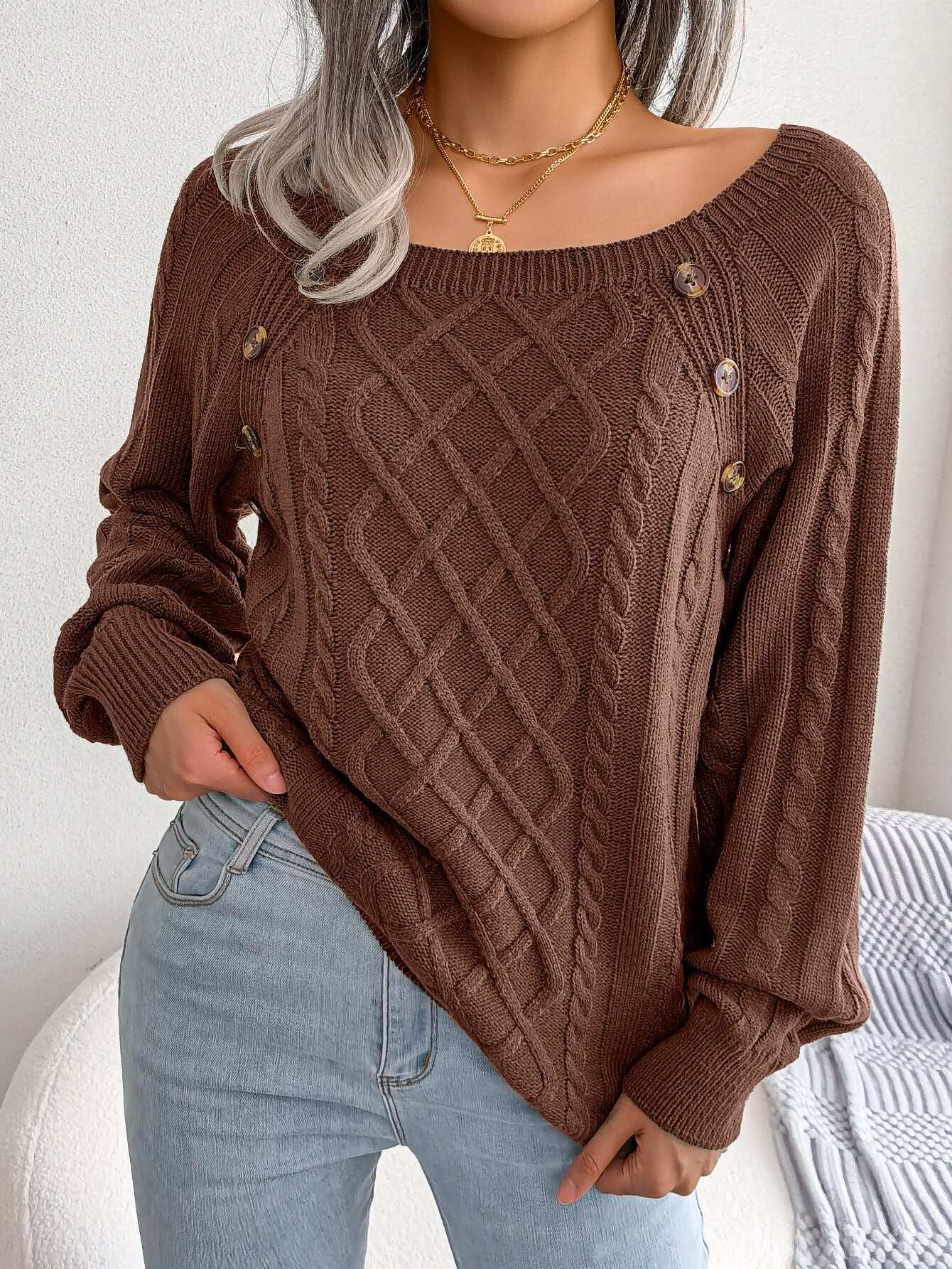 Sweter pulowerowy z kwadratowym dekoltem, zapinany na guziki