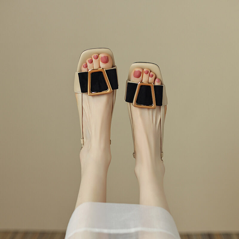 Sandália de bico aberto color block