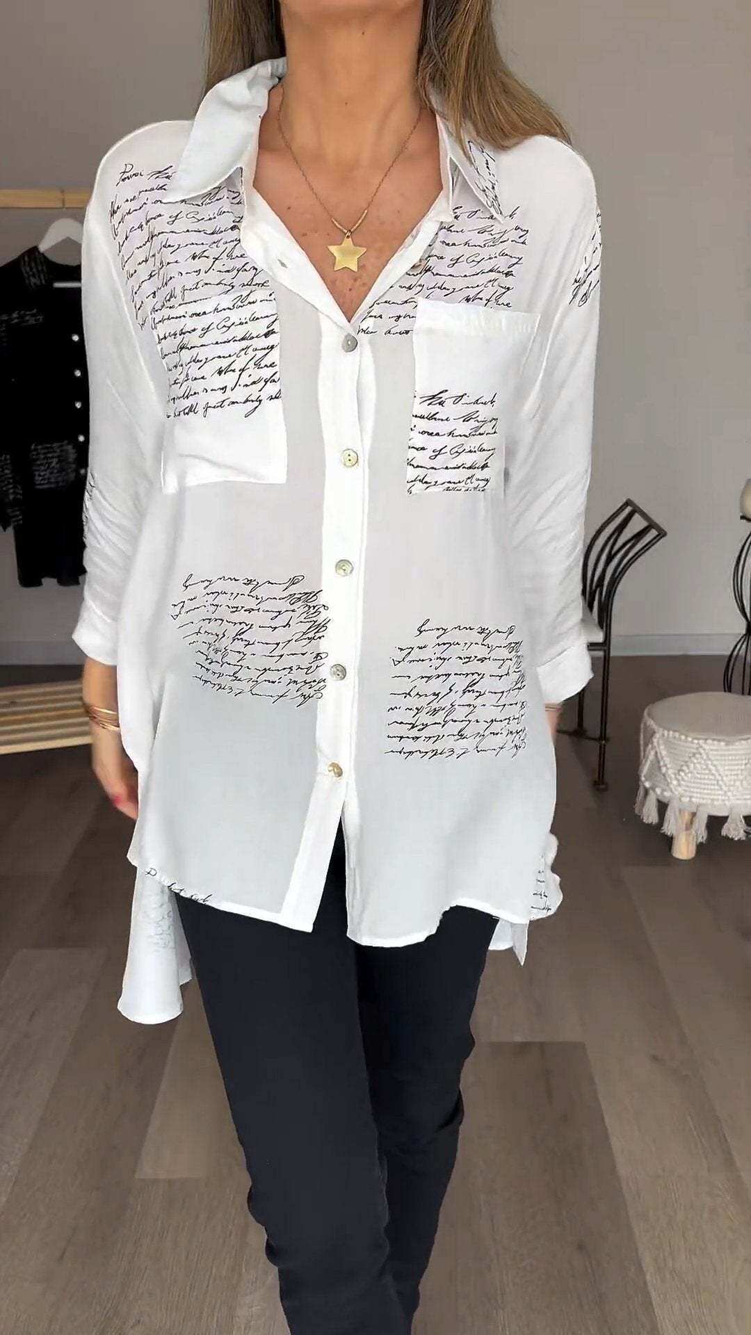 Modna koszula z klapami i nadrukiem w litery