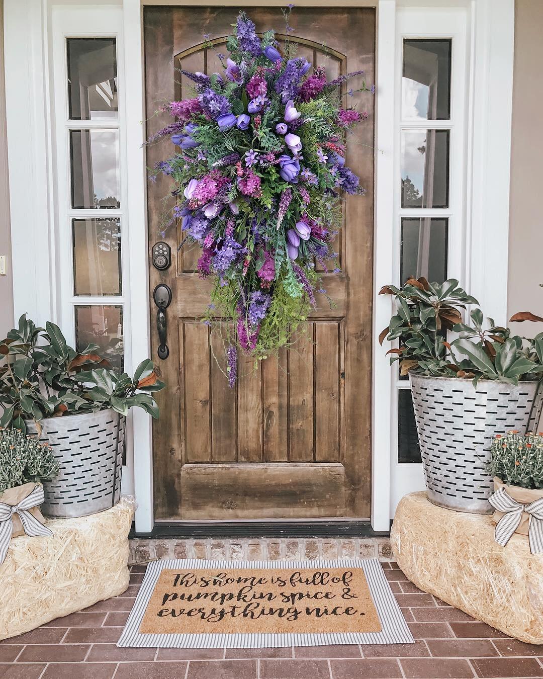 Ganhos de porta frontal de primavera - decoração de casa rústica